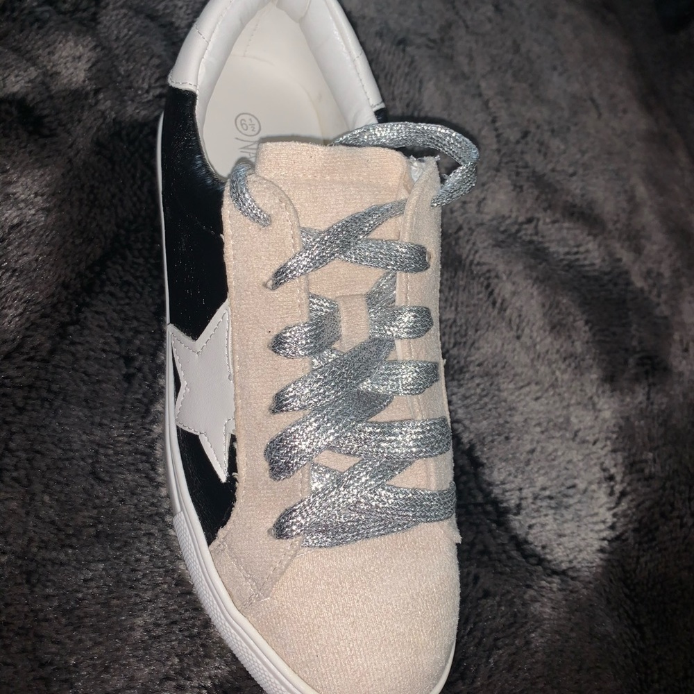 New shoes never worn - Picture 1 of 4